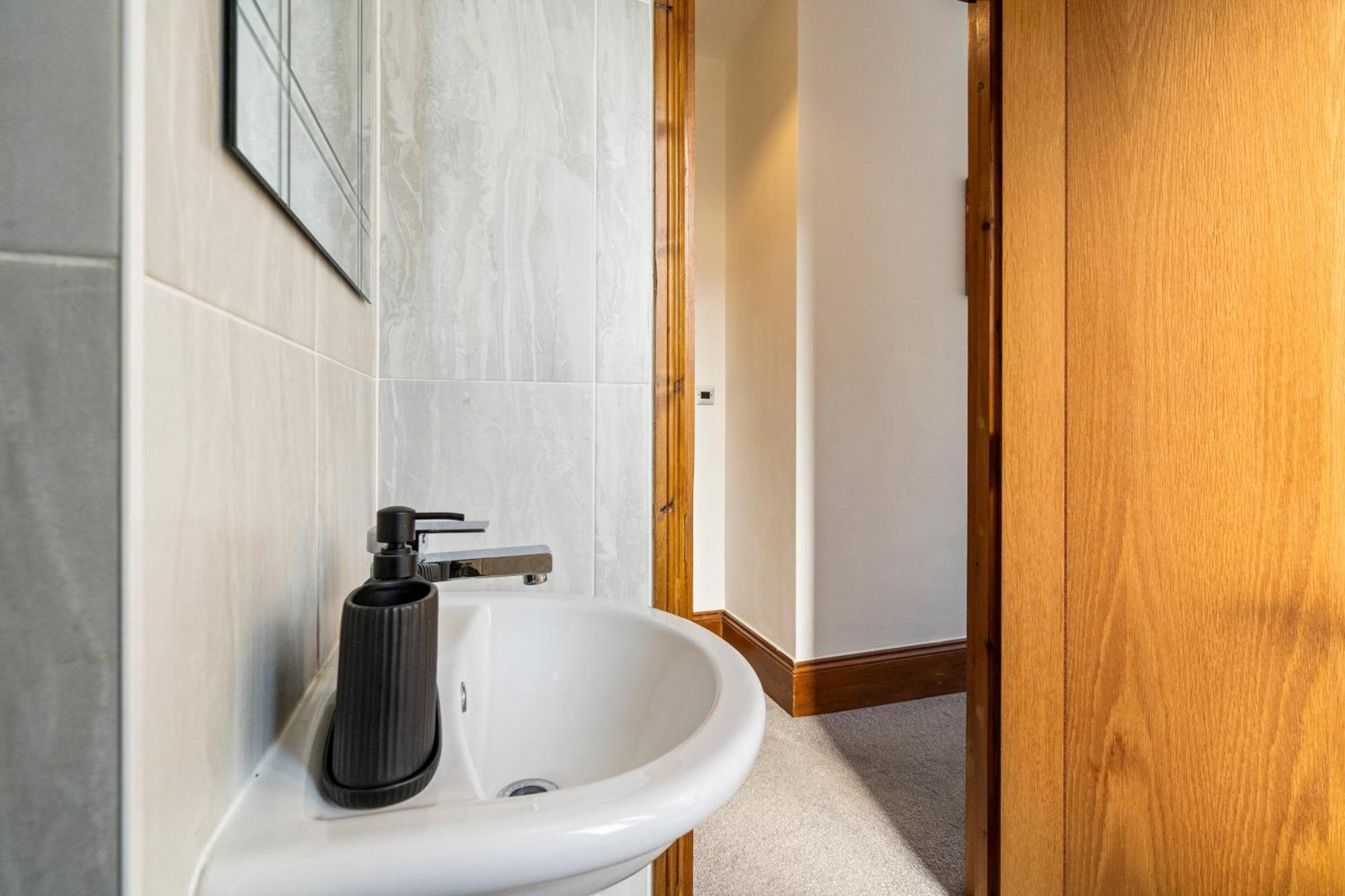 Modern 2 Bedroom Apartment In Mitcham, London Extérieur photo